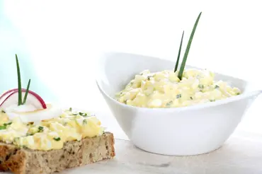 Vajíčkové pomazánky: Vyzkoušejte recept s mrkví, ředkvičkami nebo pikantní