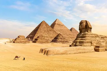 Hned vedle vchodu pro turisty našli vědci v Cheopsově pyramidě starou chodbu. Za ní leží tajemná komnata