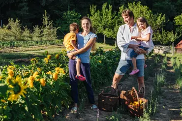 Z Norska na Valašsko: Mladá rodina mění svět ekologickým pěstováním bylinek! Příběh, co musíte znát