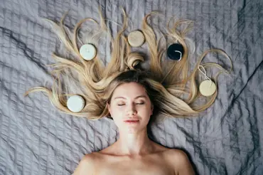 Tuhý šampon jako přírodní zázrak! Hodí se pro vaše vlasy? A jak ho používat?