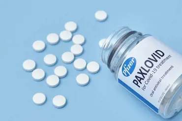 Pilulka od Pfizeru slaví úspěch, zvládnout má i omikron