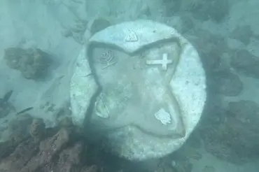 V Perském zálivu potápěčka našla záhadný disk. Odkazuje ke ztracené civilizaci
