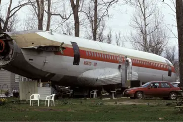 Ženě vyhořel dům, tak koupila starý Boeing 727. Nahlédněte, jak luxusní bydlení stvořila za 700000 korun