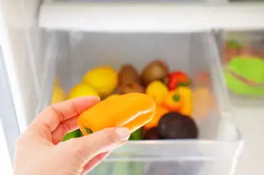 Tušíte, k čemu slouží spodní šuplík v lednici? Většina Čechů si myslí, že na zeleninu a používá ho špatně