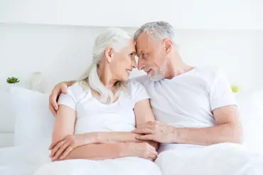 Nejlepší orgasmus mají ženy po šedesátce, říká nová studie. Šanci na lepší sex zvyšují mladší partneři