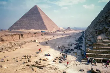Tajemství stavitelů pyramid: Jak přemisťovali ohromné kamenné bloky?