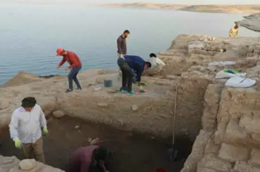 Z vysychající řeky Eufrat se vynořil biblický tunel. Místí se ho děsí a i vědci se do něj bojí vstoupit
