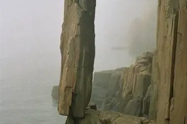 Obří kámen Skotsku popírá zákony gravitace. Stojí tu už tisíce let a není pro něj vysvětlení