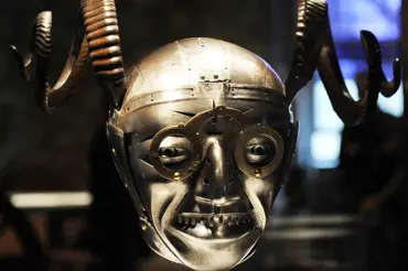 Záhada rohaté přilby Jindřicha VIII.: Směšná železná maska je pro vědce záhadou