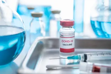 Vědkyně Irena Koutná: Mladí lidé by se neměli očkovat, pokud nechtějí