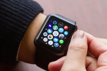 Hodinky Apple Watch zachraňují životy, souhlasí zdravotníci. Ale ne v Česku