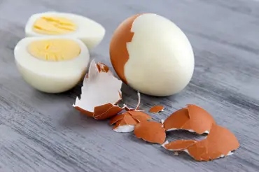 Zbavte se skořápky snadno a rychle. Tady je 5 způsobů, jak oloupat vejce natvrdo. Znáte je všechny?