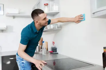 Vyčistěte zeď bez bílení: S tímto trikem snadno odstraníte samolepky, škrábance i kusy lepidla