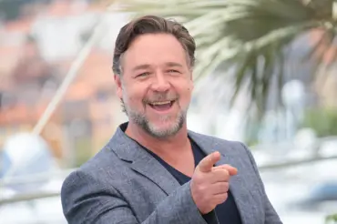 Russell Crowe: Touha po slávě ho málem dohnala k pornoprůmyslu, hercem je díky Sharon Stone