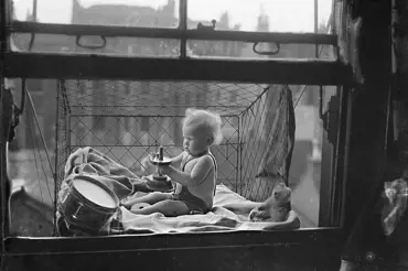Tato sto let stará fotografie vás vyděsí. Tipnete, proč je malé dítě zavřené kleci?