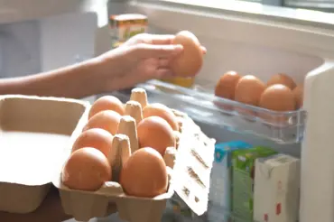 Většina lidí dělá chyby při skladování vajec: Rozhodně nepatří do dvířek lednice