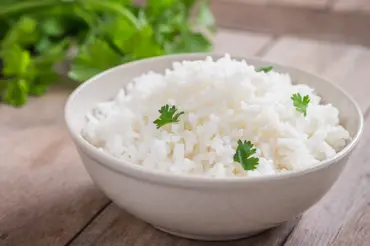 Chcete rýži nadýchanou jako obláček? Vyvarujte se těchto 6 chyb při přípravě a už ji nikdy nerozvaříte
