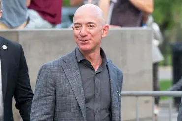 Jeff Bezos zveřejnil děsivé video: Jeho raketa po startu skončila v plamenech