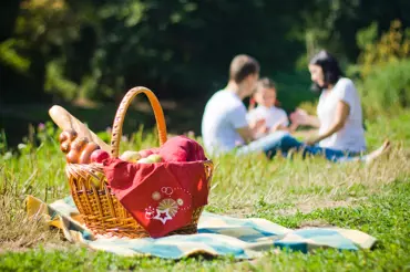 Stolování v přírodě: Co zabalit na piknik?