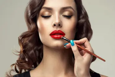 Make-up trendy nesluší každé ženě, toto je záruka krásy pro většinu