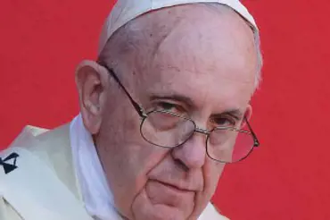 Papež František je nemocný. Kvůli nesnesitelným bolestem musel zrušit plány