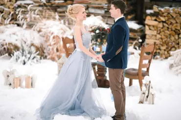 Zimní svatby: Barevná inspirace, hra světel a nevěsta v kožíšku