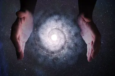 Vědci přišli s teorií, že vesmír skutečně stvořil Bůh. Popsali jeho přesnou podobu