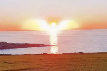 Fotograf zachytil při západu slunce anděla vystupujícího z moře. Něco takového se podaří jednou za život