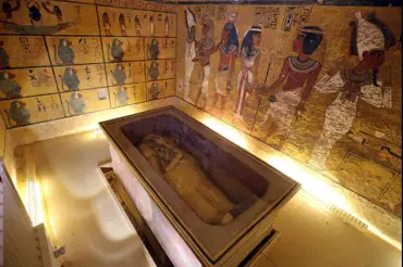 Radar objevil za hrobkou Tutanchamona skrytou komnatu. Vědci hledají tajné dveře a čekají objev století