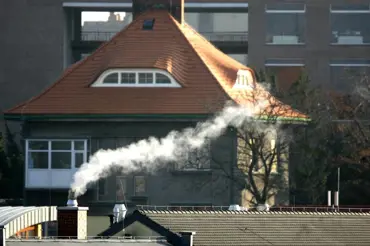 Úředníky už zaměstnávají první udání na kouřící komíny