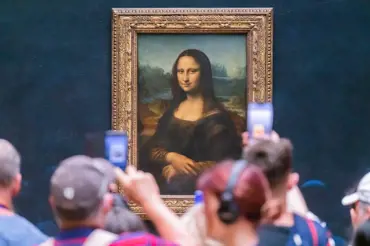 Mona Lisa to schytala dortem do obličeje. Není to poprvé, co ji málem zničili