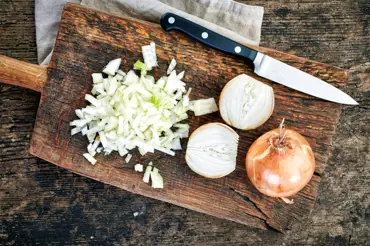Chytré triky šéfkuchařů, jak snadno loupat a krájet zeleninu