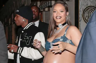 Rihanna opět provokuje: Fotkami s těhotenským bříškem zmátla fanoušky