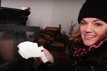 Marta Jandová prozradila rodinný trik, jak snadno vyčistit krbové sklo bez chemie