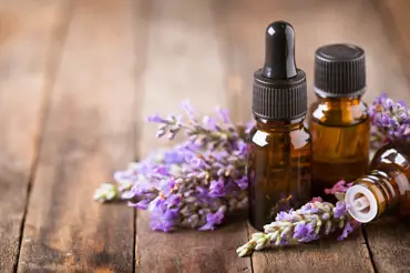 Začínáte s aromaterapií? Stačí vám jen pár základních olejů. Expertka radí jak je používat