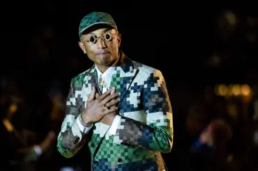 Pharrell Williams uspořádal první přehlídku jako ředitel značky Louis Vuitton