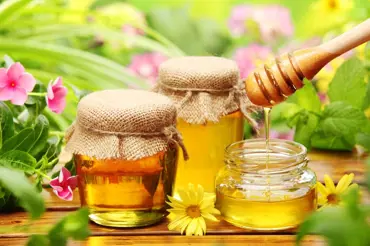 Jak bezpečně poznat pravý včelí med a nenechat se ošidit