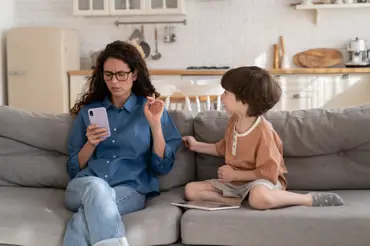 Koukáte před svými dětmi často do telefonu? Pozor na to! Podle expertů jim zaděláváte na malér