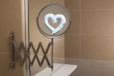 Jak nadobro vyřešit mlžení zrcadla v koupelně? Použijte trik s holící pěnou