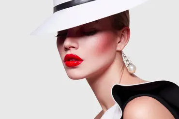 Ikony Stylu: Objevte nesmrtelné módní trendy díky šatníku Lady Di, Grace Kelly a Marilyn Monroe