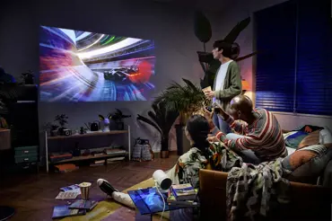 Přenosné projektory doma i venku snadno nahradí televizi. Promítat můžete na stěnu nebo na strop