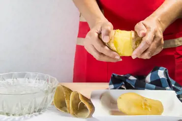 Jak snadno a bez námahy oloupat vařené brambory: Trik spočívá v nakrojení