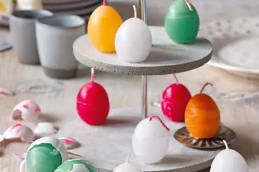 Velikonoční dekorace: Z vyfouklých vajíček si můžete vyrobit svíčky