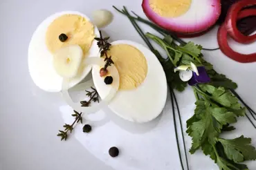 Jak prodloužit vejcím z koledy trvanlivost? Zkuste pickled eggs