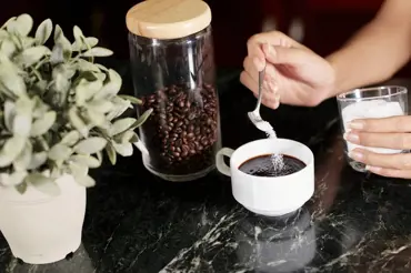 Jak zjistit kvalitu pražené kávy: Spolehlivě funguje trik s ledovou vodou