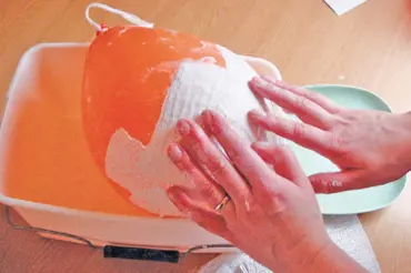 Jak snadno vyrobit obří dekorativní skořápku ze sádry a gázy