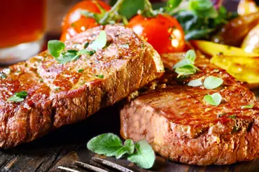 MENU NA CELÝ DEN: Koláč s mandlemi a skořicí, steak s mrkvovými bramborami a salát s vajíčky