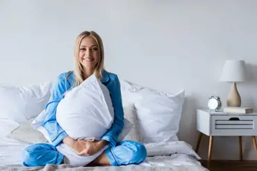 Ženy nad 50 by neměly spát na obyčejném polštáři, rychle tak stárnou. Co pomůže?