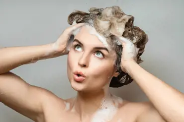 Špatné mytí šamponem vlasům škodí: Jak se to dělá správně? A proč v tom většina chybuje?