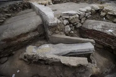 Vědci otevřeli záhadný sarkofág vytažený z trosek Notre Dame: Našli kostru s protáhlou lebkou